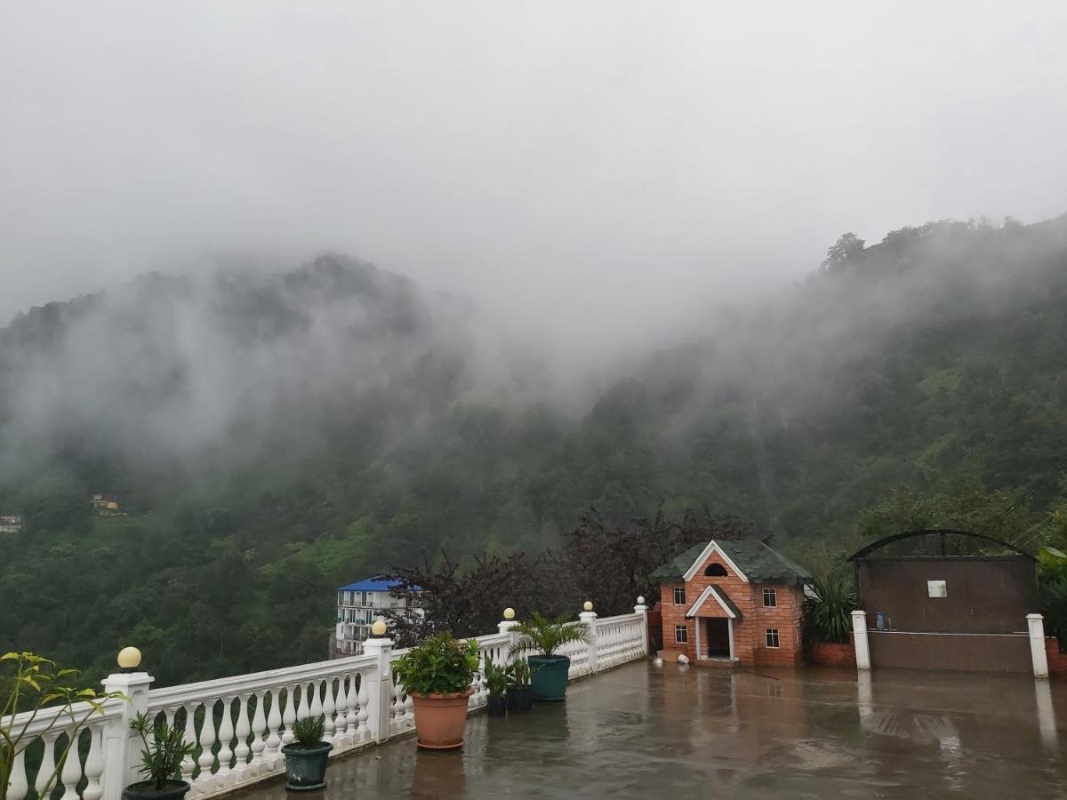 Hotel Zura Palace ควาเรียที ภายนอก รูปภาพ