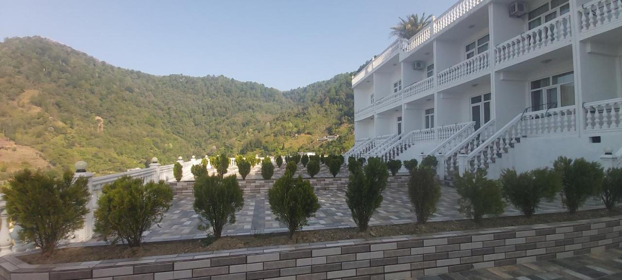Hotel Zura Palace ควาเรียที ภายนอก รูปภาพ