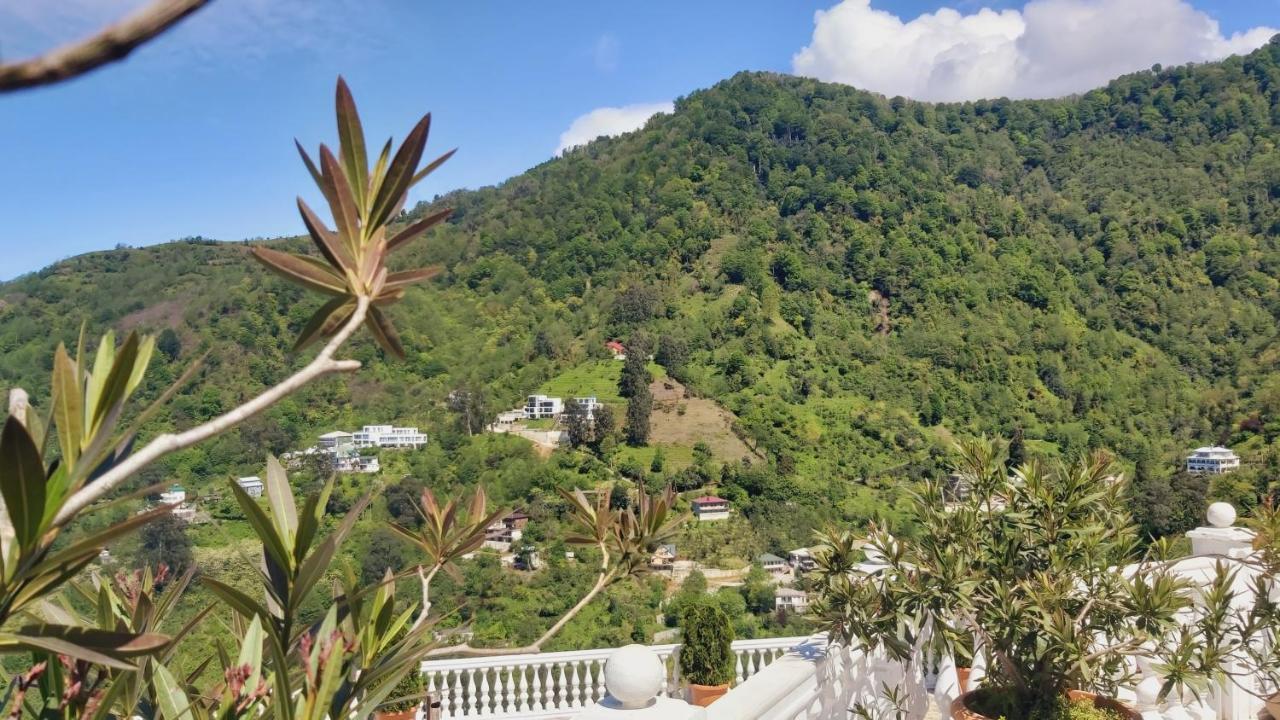 Hotel Zura Palace ควาเรียที ภายนอก รูปภาพ