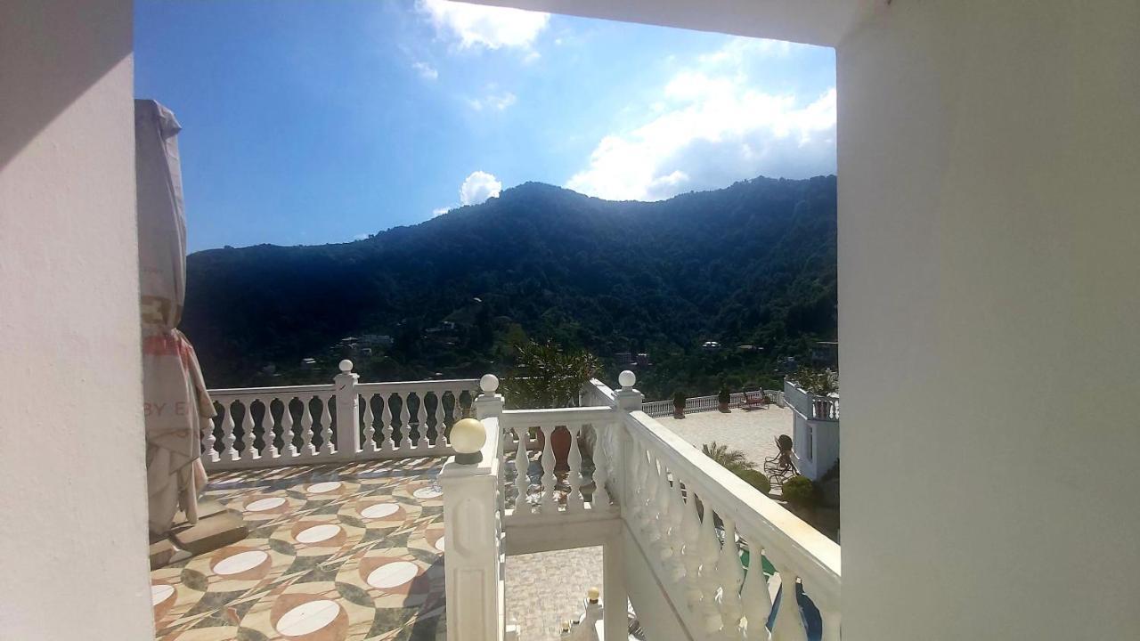 Hotel Zura Palace ควาเรียที ภายนอก รูปภาพ